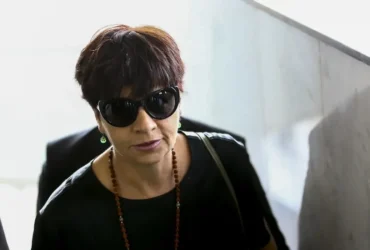 A arquiteta Adriana Villela, acusada de ser a mandante do assassinato de seus pais e da empregada da família, chega ao Tribunal de Justiça do Distrito Federal.