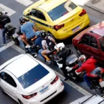 Rio de Janeiro (RJ), 30/07/2025 - Motociclistas de aplicativos transitam pelas ruas do centro do Rio. Foto: Tânia Rêgo/Agência Brasil