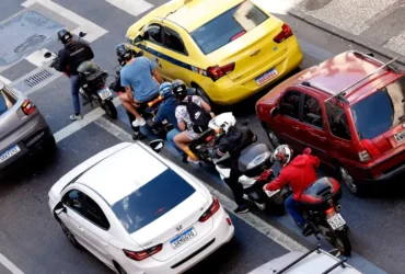 Rio de Janeiro (RJ), 30/07/2025 - Motociclistas de aplicativos transitam pelas ruas do centro do Rio. Foto: Tânia Rêgo/Agência Brasil