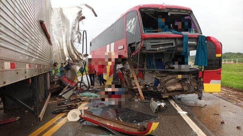  Um ônibus e um veículo de carga colidiram no km 699, entre Lucas do Rio Verde e Sorriso, em dia de chuva intensa. 