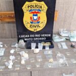 Homem de 30 anos usava veículo para disfarçar entregas de entorpecentes; Polícia Civil apreendeu cocaína, maconha, pasta base e balança de precisão durante a operação.