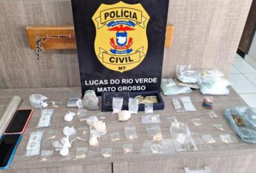 Homem de 30 anos usava veículo para disfarçar entregas de entorpecentes; Polícia Civil apreendeu cocaína, maconha, pasta base e balança de precisão durante a operação.