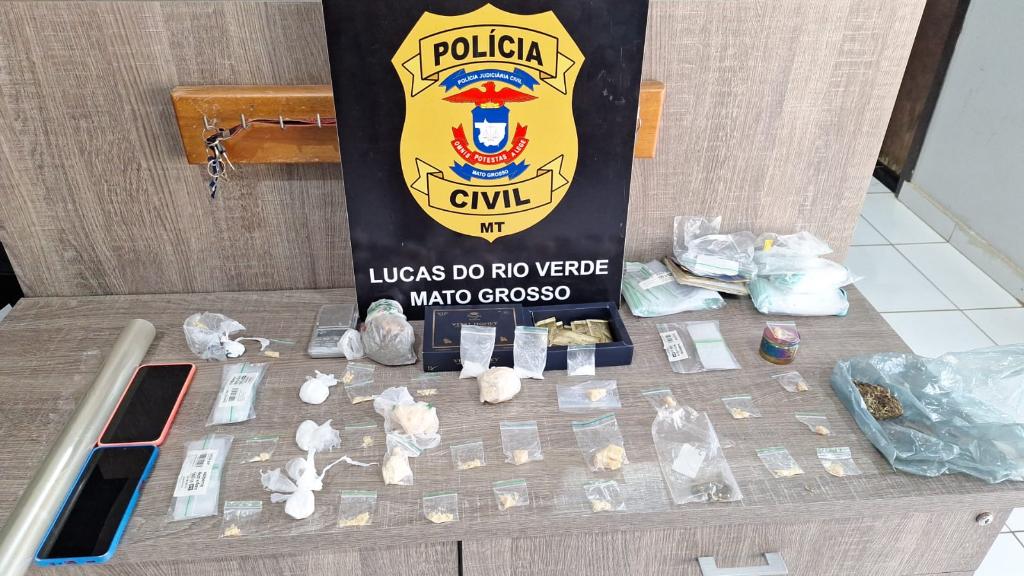 Homem de 30 anos usava veículo para disfarçar entregas de entorpecentes; Polícia Civil apreendeu cocaína, maconha, pasta base e balança de precisão durante a operação.