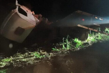 Raciuildes dos Santos, morador de Goiânia, perdeu o controle do veículo que saiu da pista e tombou às margens da rodovia; morte foi confirmada no local.