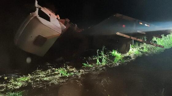 Raciuildes dos Santos, morador de Goiânia, perdeu o controle do veículo que saiu da pista e tombou às margens da rodovia; morte foi confirmada no local.