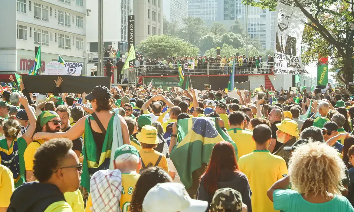 São Paulo (SP), 03/08/2025 - Apoiadores do ex-presidente Jair Bolsonaro realizaram manifestação na avenida Paulista e em diversas cidades do país. Os atos foram convocados por aliados de Bolsonaro. Fo