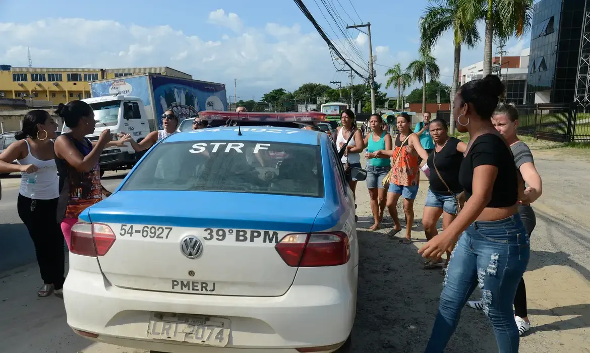 Policiais do RJ são presos por vender segurança privada a comerciantes