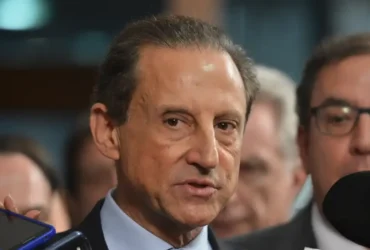 O presidente da Federação das Indústrias do Estado de São Paulo (Fiesp), Paulo Skaf, fala à imprensa depois de audiência com o presidente do Senado, Renan Calheiros, no Congresso Nacional (Antonio Cru