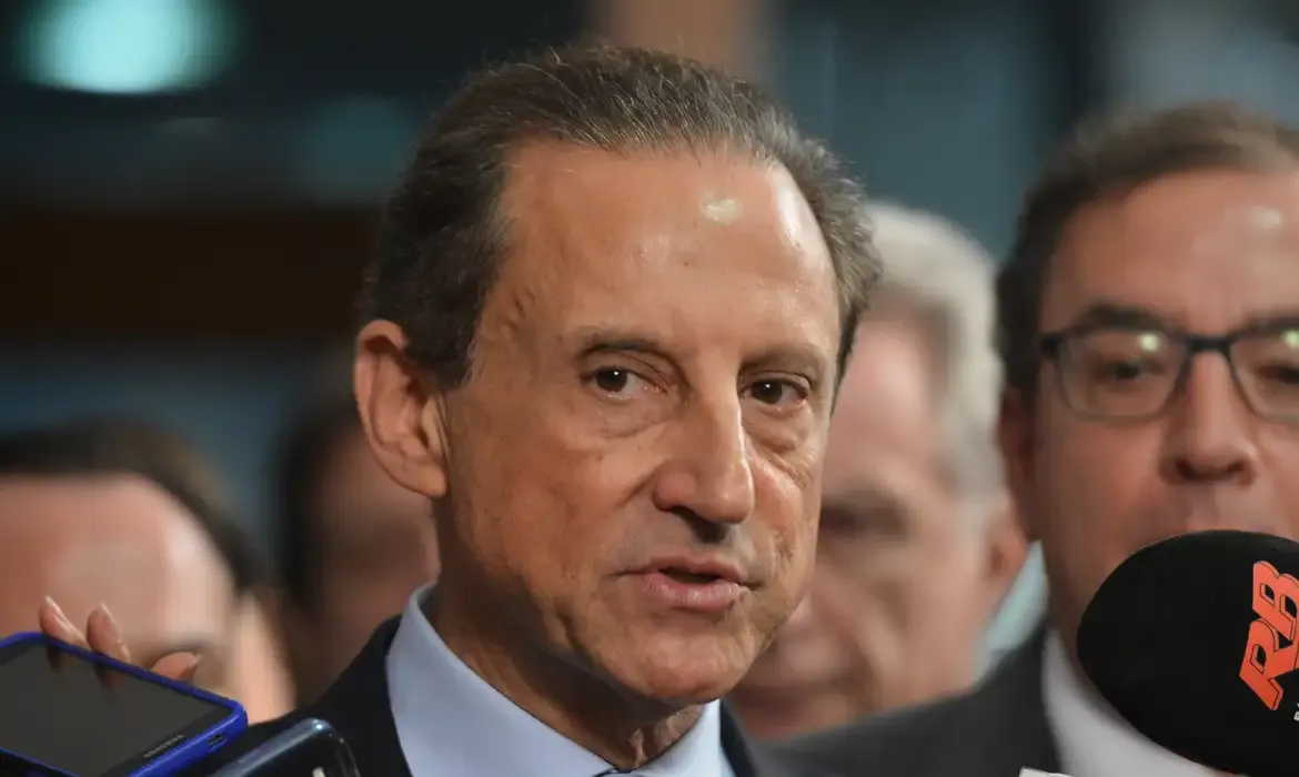 O presidente da Federação das Indústrias do Estado de São Paulo (Fiesp), Paulo Skaf, fala à imprensa depois de audiência com o presidente do Senado, Renan Calheiros, no Congresso Nacional (Antonio Cru