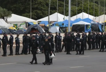 Polícia e Exército se concentram na frente do QG do Exército para desmobilização de acampamento de bolsonaristas