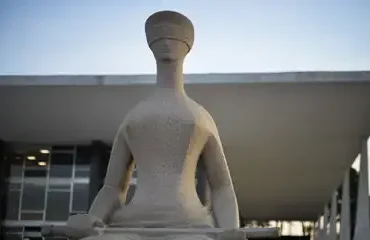 Fachada do Supremo Tribunal Federal (STF) com estátua A Justiça, de Alfredo Ceschiatti, em primeiro plano.
