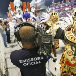 São Paulo (SP) 08/03/2025 - Cinegrafista da TV Brasil, emissora oficial, durante cobertura do Desfile das Escolas de Samba Campeãs. Foto: Paulo Pinto/Agência Brasil