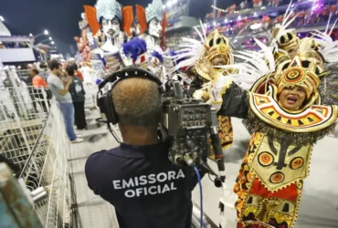São Paulo (SP) 08/03/2025 - Cinegrafista da TV Brasil, emissora oficial, durante cobertura do Desfile das Escolas de Samba Campeãs. Foto: Paulo Pinto/Agência Brasil