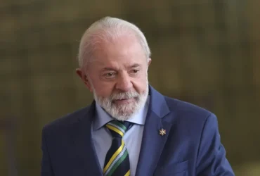 Lula planta uva no Alvorada e envia recado a Trump sobre comida e paz