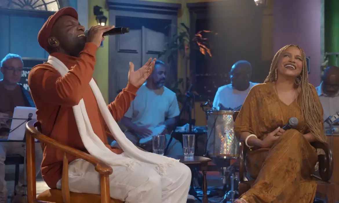 Rio de Janeiro (RJ) 01/08/2025 - Teresa Cristina recebe Vidal Assis para homenagear Elton Medeiros no Samba na Gamboa, da TV Brasil. Foto: TV Brasil