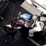 Rio de Janeiro (RJ), 30/07/2025 - Motociclistas de aplicativos transitam pelas ruas do centro do Rio. Foto: Tânia Rêgo/Agência Brasil