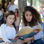 Paraty (RJ) - Sesc faz intervenção artística Poesias ao Vento, nas ruas da cidade, durante a Flip (Tomaz Silva/Agência Brasil)