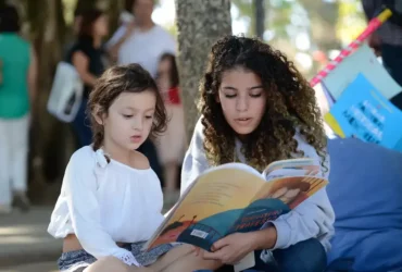 Paraty (RJ) - Sesc faz intervenção artística Poesias ao Vento, nas ruas da cidade, durante a Flip (Tomaz Silva/Agência Brasil)