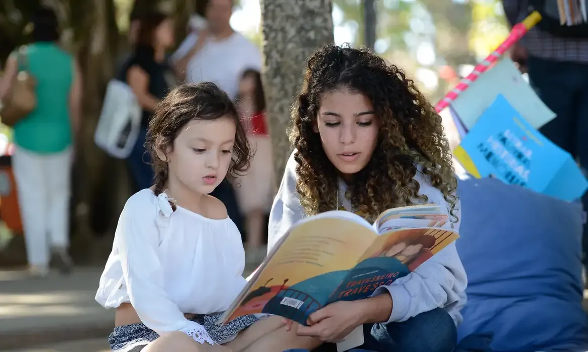 Paraty (RJ) - Sesc faz intervenção artística Poesias ao Vento, nas ruas da cidade, durante a Flip (Tomaz Silva/Agência Brasil)