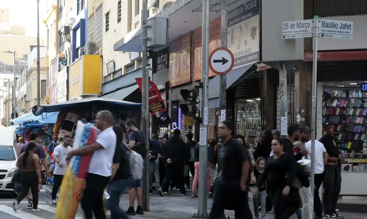 Desemprego cai em 18 estados e atinge menor nível histórico no país