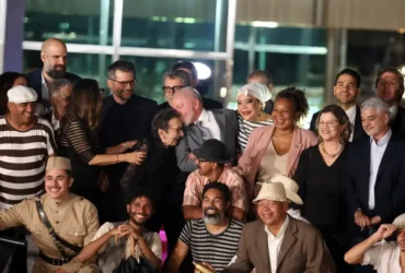 Brasília (DF) 06/08/2025 - Presidente da República, Luiz Inácio Lula da Silva, juntamente com a equipe do fime O Agente Secreto, no Palácio da Alvorada. Foto: Valter Campanato/Agência Brasil