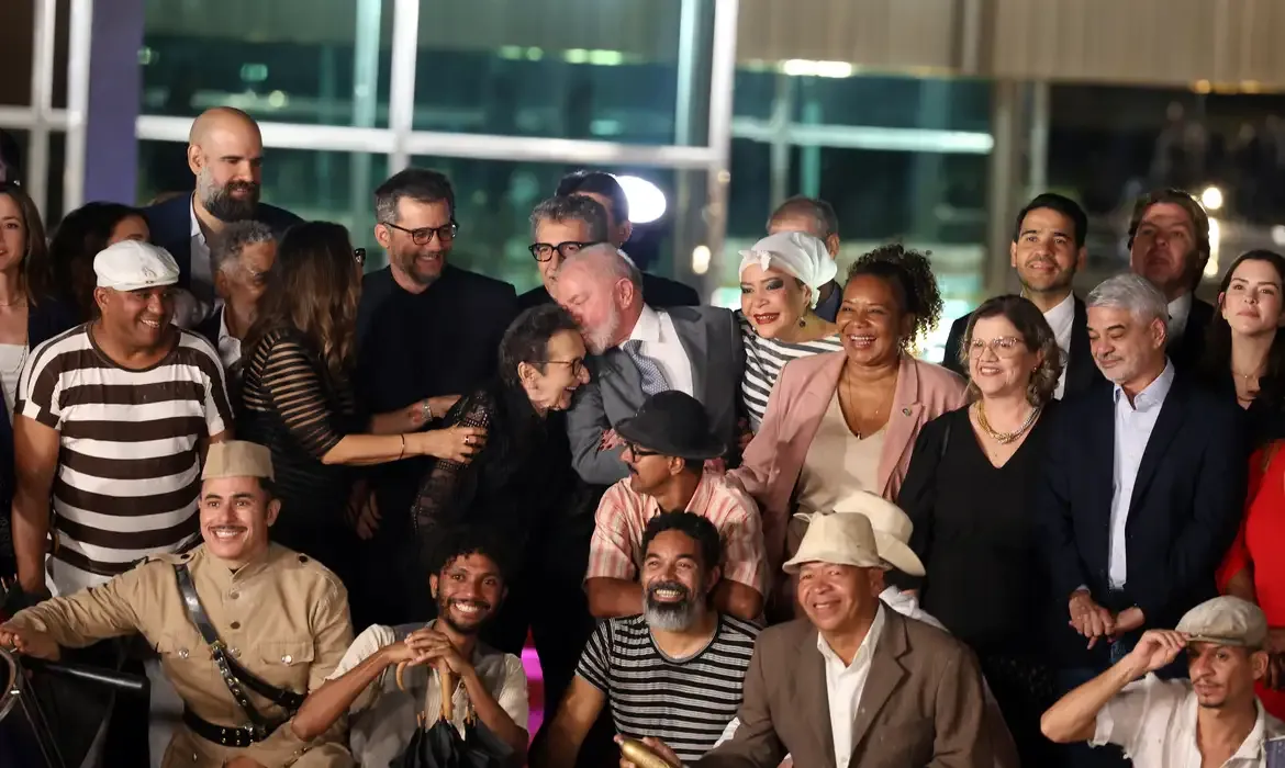 Brasília (DF) 06/08/2025 - Presidente da República, Luiz Inácio Lula da Silva, juntamente com a equipe do fime O Agente Secreto, no Palácio da Alvorada. Foto: Valter Campanato/Agência Brasil