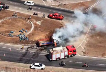 Caminhão carregado com botijões de gás pega fogo na BR-364 em Jaciara