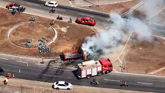 Caminhão carregado com botijões de gás pega fogo na BR-364 em Jaciara