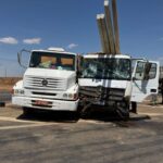 Acidente ocorreu no início da tarde desta quinta-feira (21); apesar da força do impacto, não houve feridos e equipes de resgate atuaram rapidamente no local.