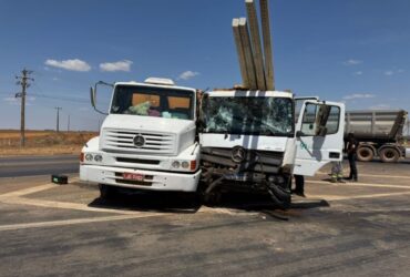 Acidente ocorreu no início da tarde desta quinta-feira (21); apesar da força do impacto, não houve feridos e equipes de resgate atuaram rapidamente no local.
