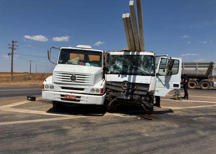 Acidente ocorreu no início da tarde desta quinta-feira (21); apesar da força do impacto, não houve feridos e equipes de resgate atuaram rapidamente no local.