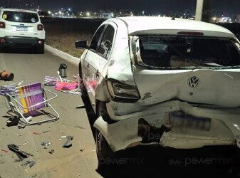 O acidente envolveu dois carros e foi causado, segundo relatos, por um motorista distraído ao celular.