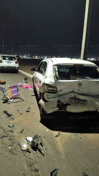 O acidente envolveu dois carros e foi causado, segundo relatos, por um motorista distraído ao celular.