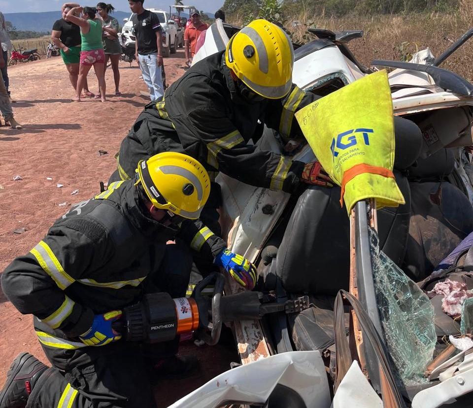 Acidente entre carro e ônibus deixa um morto na MT-473 em Pontes e Lacerda