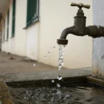 Moradores de Várzea Grande enfrentam vazamento de água e ruas alagando há anos