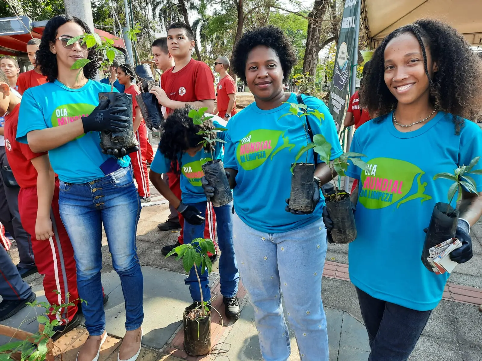 Mutirão recolhe 42 toneladas de resíduos no Ribeirão Arareau em Rondonópolis