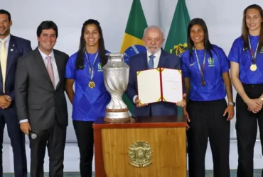 Lula envia projeto de lei para incentivar futebol feminino no Brasil
