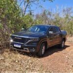 Vítima foi mantida refém e obrigada a realizar transferências bancárias; veículo foi recuperado horas depois pela Guarda Municipal