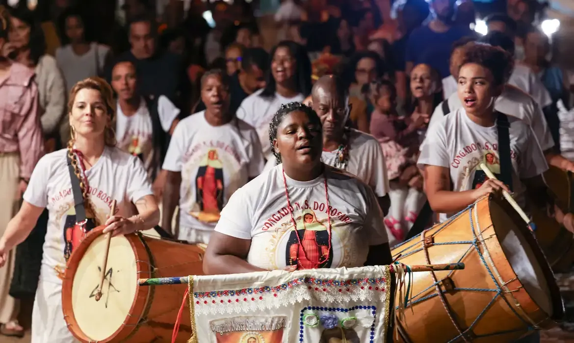 Festival Artes Vertentes inicia com cortejos e programação cultural em Tiradentes