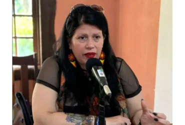 Dolores apresenta suas obras no programa Conversa com o Autor