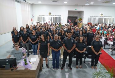 35 profissionais da educação recebem certificado de formação em Libras