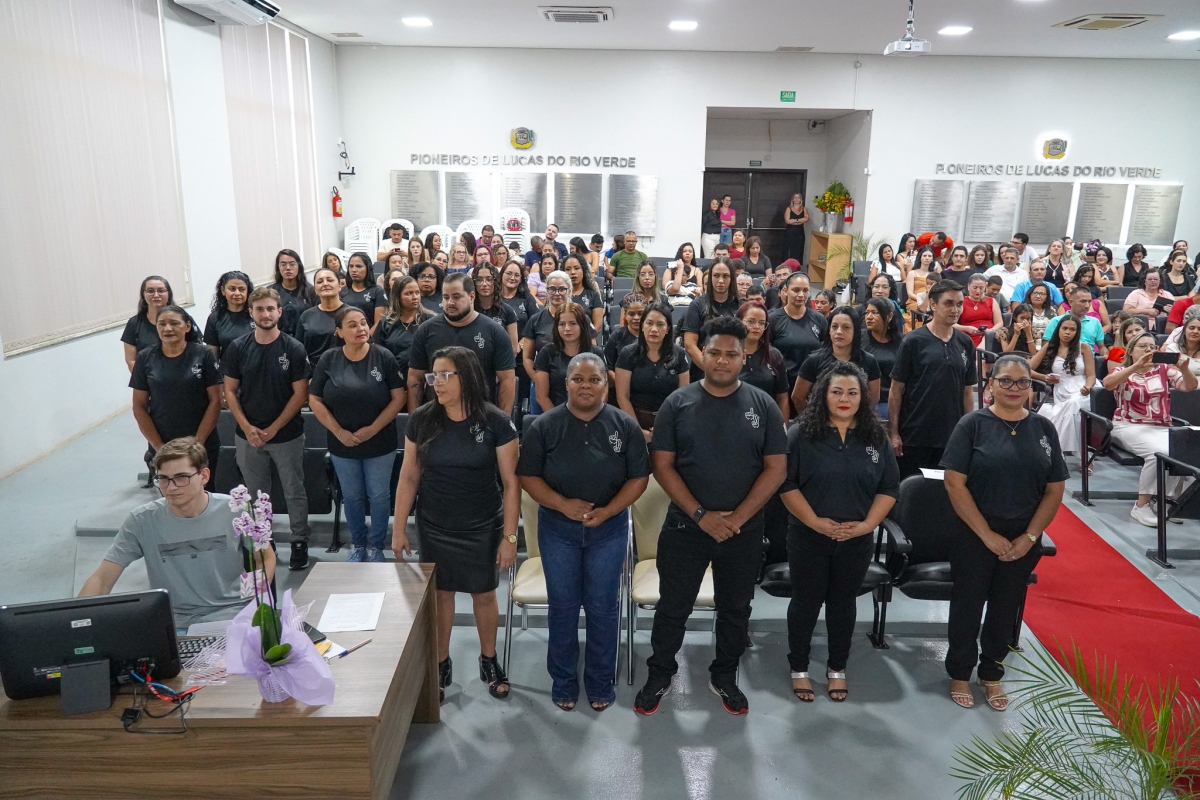 35 profissionais da educação recebem certificado de formação em Libras