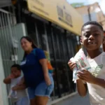 Cosme celebra tradição com fé e alegria nas ruas do Rio