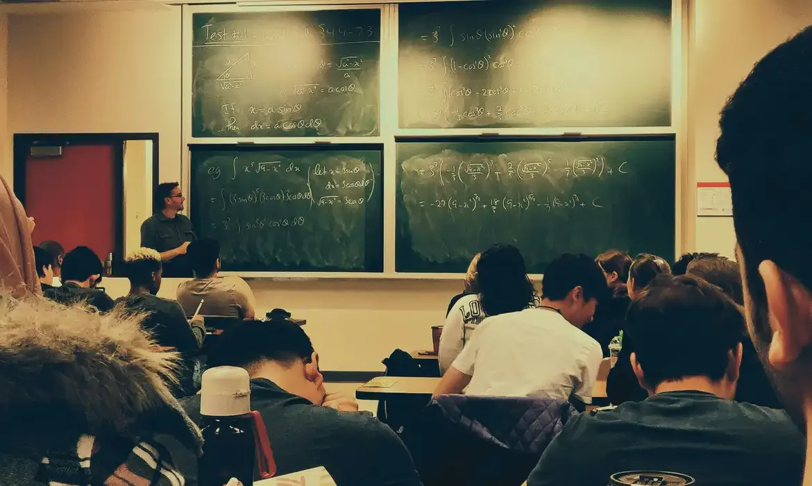 Pé-de-Meia: estudantes de novembro e dezembro recebem sexta parcela de R$ 200