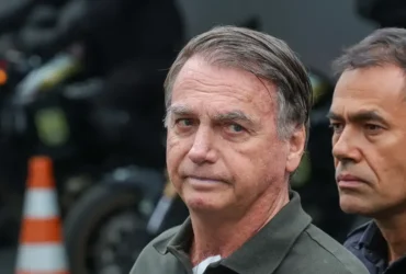 Bolsonaro passa por retirada de lesões e retorna à prisão domiciliar
