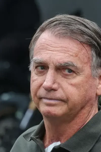 Bolsonaro passa por retirada de lesões e retorna à prisão domiciliar