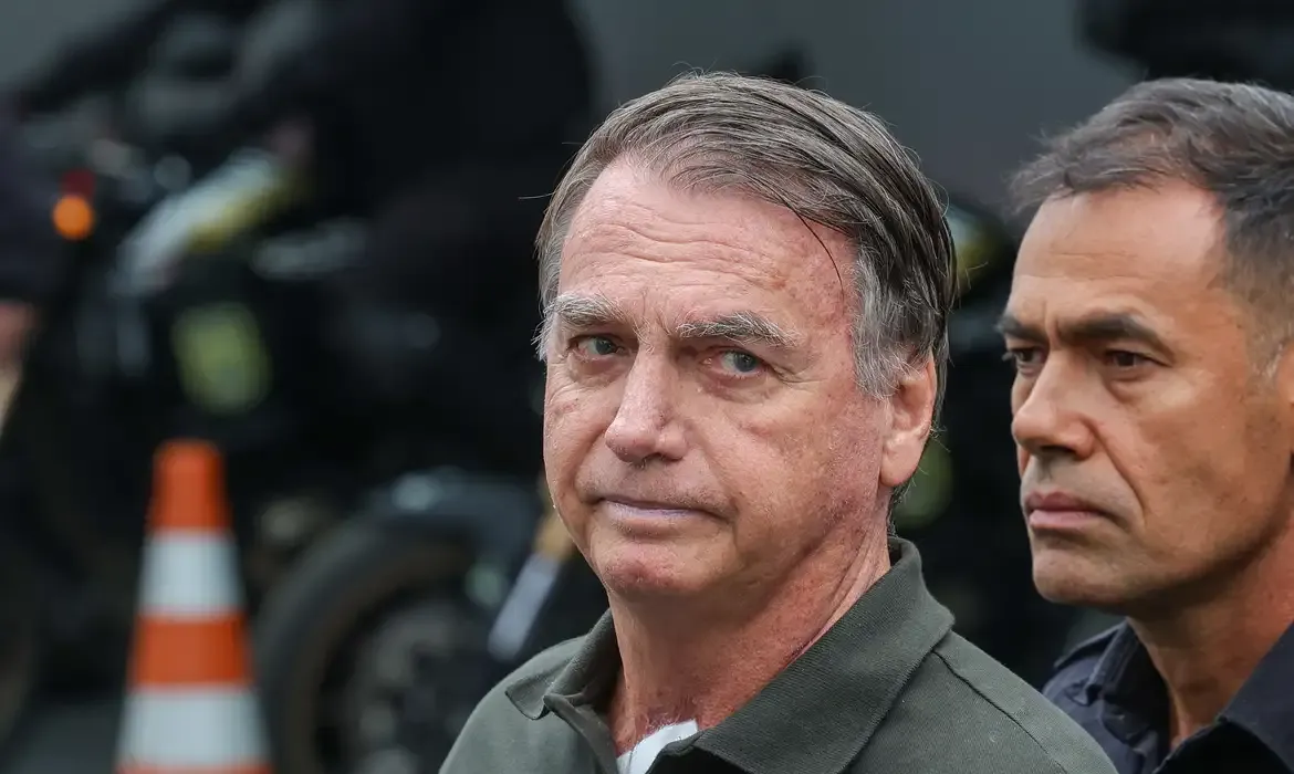 Bolsonaro passa por retirada de lesões e retorna à prisão domiciliar