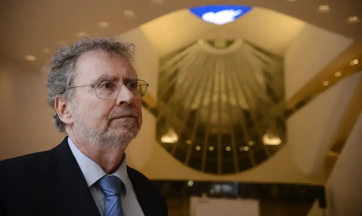 Físico Luiz Davidovich recebe prêmio internacional de ciência