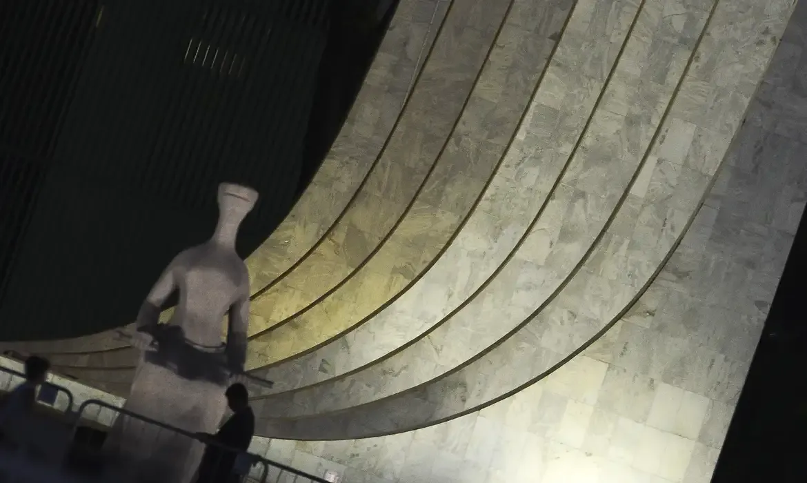 STF publica edital com citação da denúncia contra Eduardo Bolsonaro