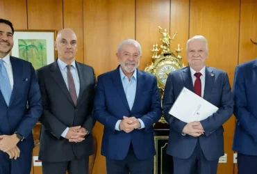 Fachin e Moraes convidam Lula para assumir o comando do STF